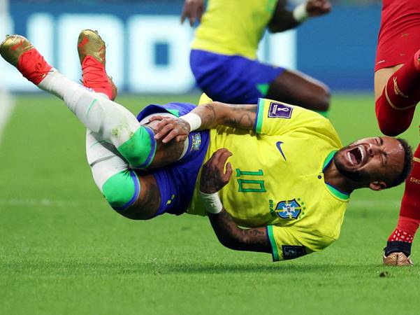 Neymar thường xuyên chấn thương khi thi đấu cho đội tuyển Brazil Neymar thường xuyên chấn thương khi thi đấu cho đội tuyển Brazil