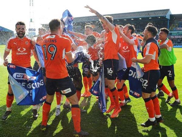 Hình ảnh các cầu thủ CLB Luton Town ăn mừng chiến thắng