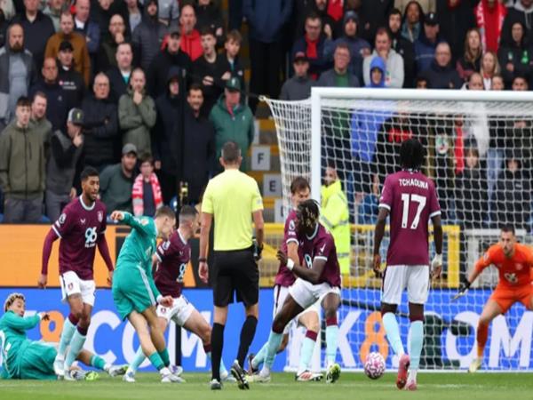 Tin Liverpool 18/9: Có được 3 điểm của Burnley không dễ