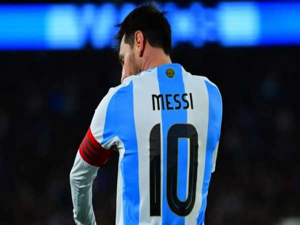Bóng đá QT: ĐT Argentina vắng bộ đôi Mastantuono và Messi