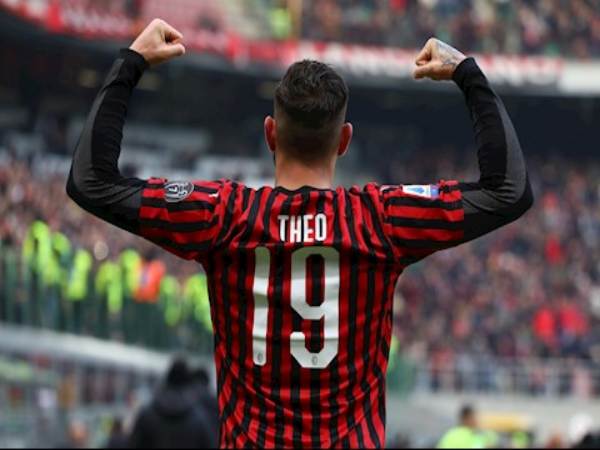 Theo Hernandez với chiếc áo số 19 ở AC Milan