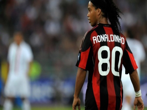 Giải mã số áo Ronaldinho ở AC Milan, Barca và Brazil