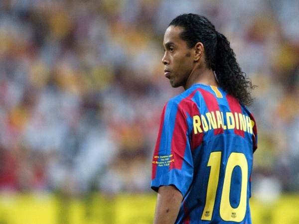 Ronaldinho số áo mấy ở Barca, PSG, AC Milan và Brazil
